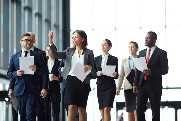 Est-il nécessaire d'avoir un guide local pour un camping en forêt dense d'Afrique centrale?