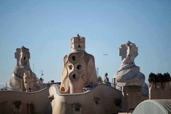 Quels appartements à Barcelone offrent une immersion dans l'architecture de Gaudí?