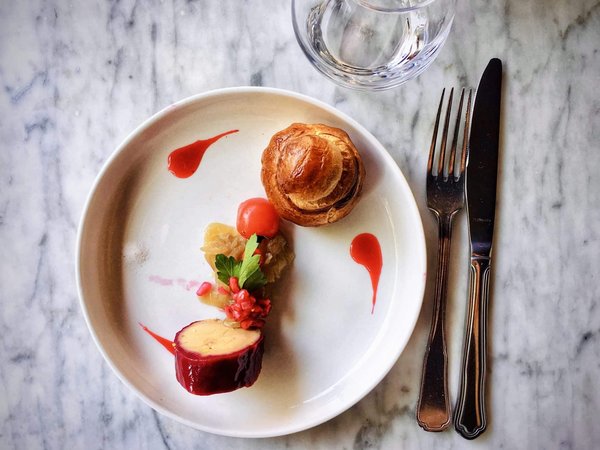 Où apprendre les secrets de la cuisine marocaine à Marrakech : ateliers et marchés ?