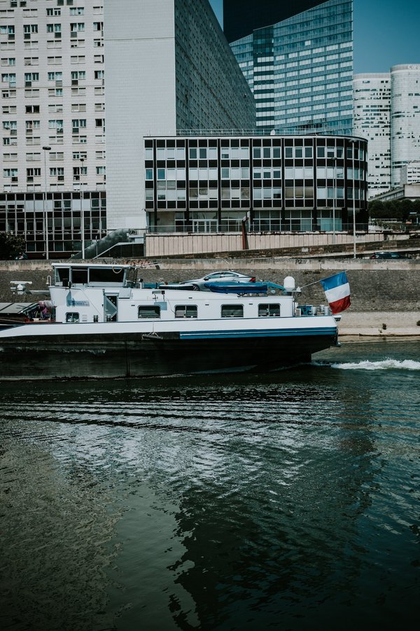 Partez à l'aventure fluviale : Optez pour la location d'une péniche à Paris